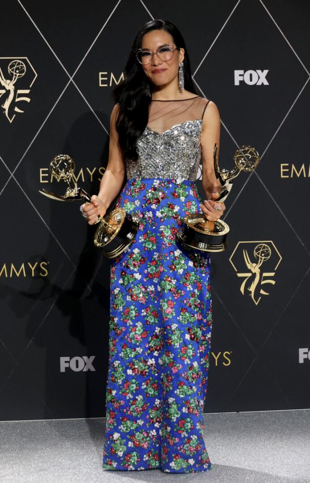 Ali Wong hält zwei Emmys in den Händen.