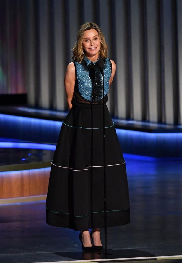 Michelle Pfeiffer steht auf einer Bühne.