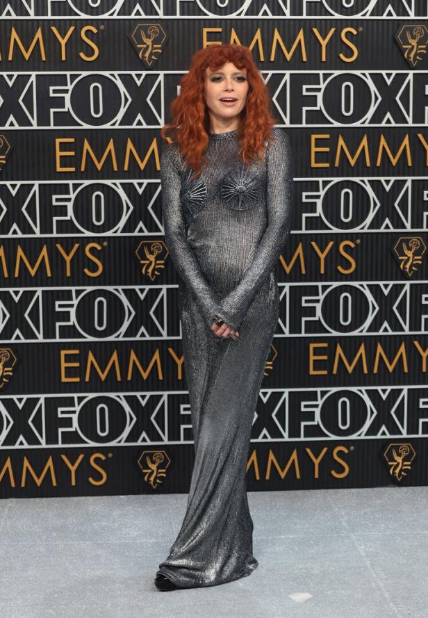 Natasha Lyonne in einem silbernen Kleid bei den Emmy Awards.
