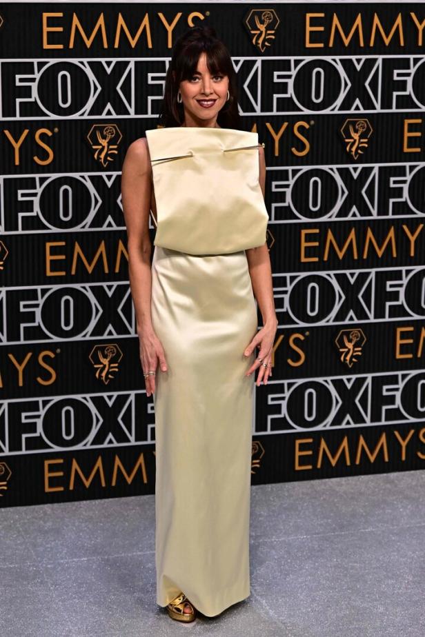 Aubrey Plaza in einem hellgelben Kleid bei den Primetime Emmy Awards.