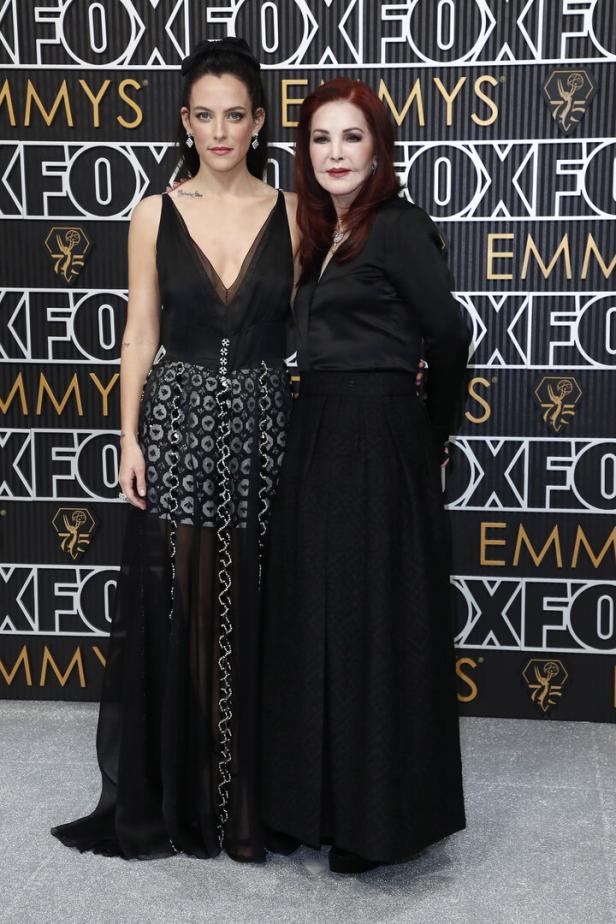 Riley Keough und Priscilla Presley bei einer Emmy-Verleihung.