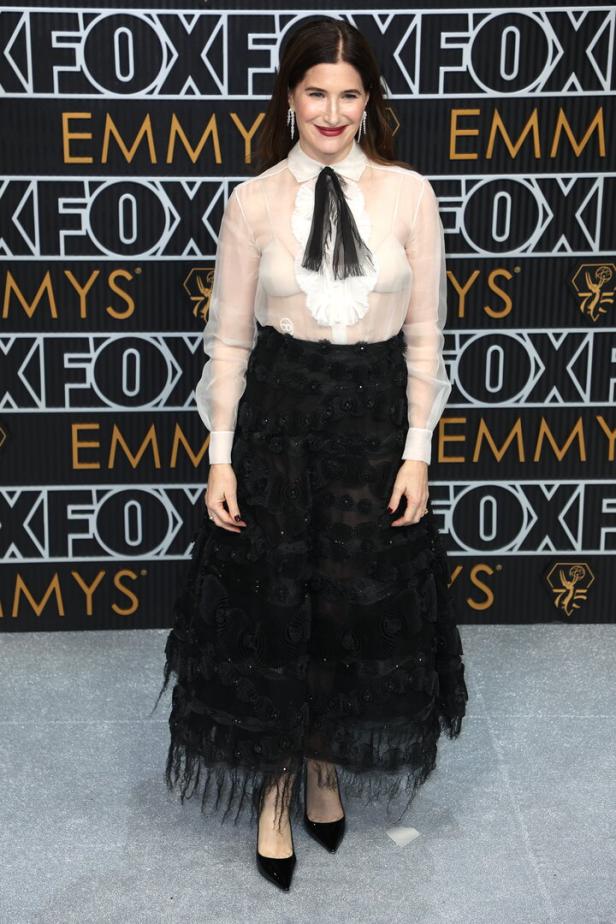 Kathryn Hahn posiert auf dem roten Teppich bei den Emmy Awards.