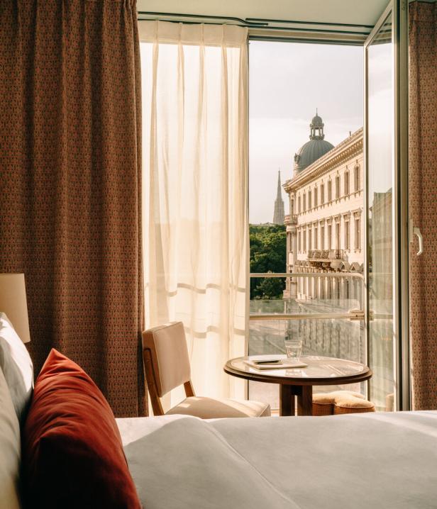 Blick aus dem Hotelzimmer zum benachbarten Stadtpark und auf den Stephansdom