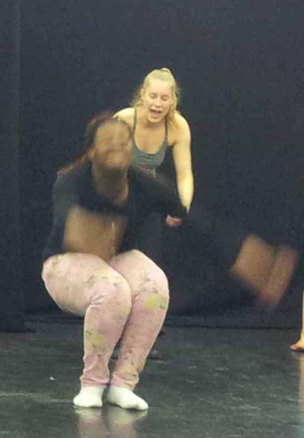 Zwei Frauen scheinen in einem Tanzstudio zu proben.