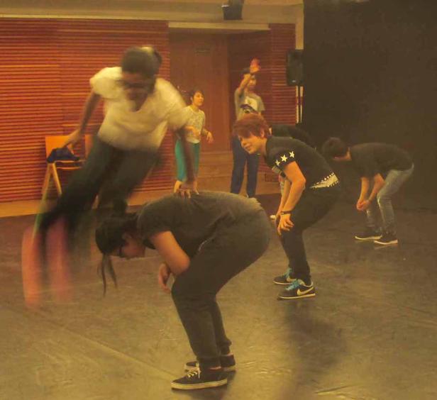 Eine Gruppe junger Leute spielt „Hase und Jäger“ in einem Raum.