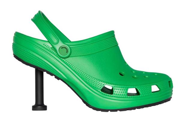Ein grüner Balenciaga Crocs Schuh mit hohem, schwarzem Absatz.