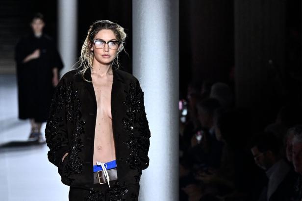 Gigi Hadid läuft für Miu Miu auf der Pariser Fashionweek.