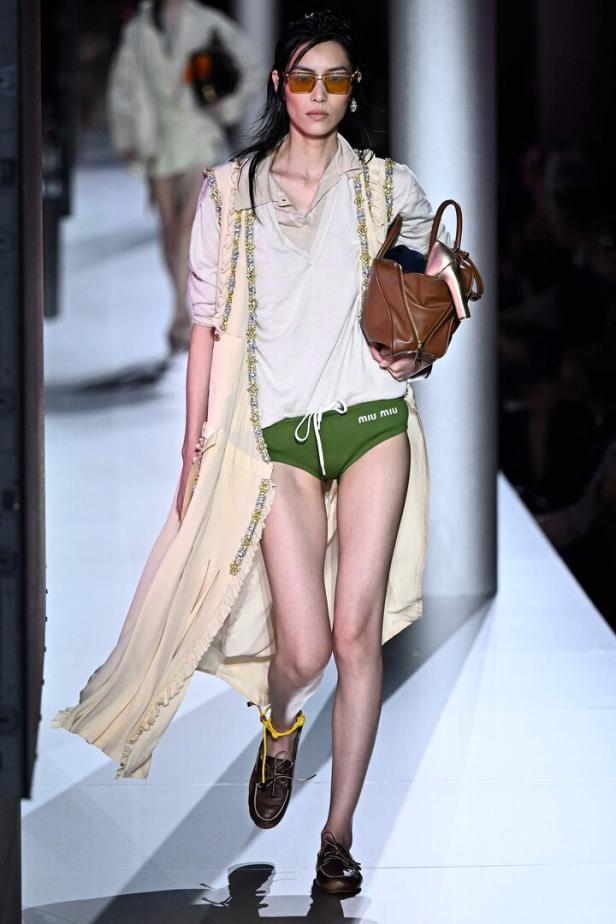Ein Model präsentiert ein Outfit von Miu Miu auf der Pariser Fashionweek.