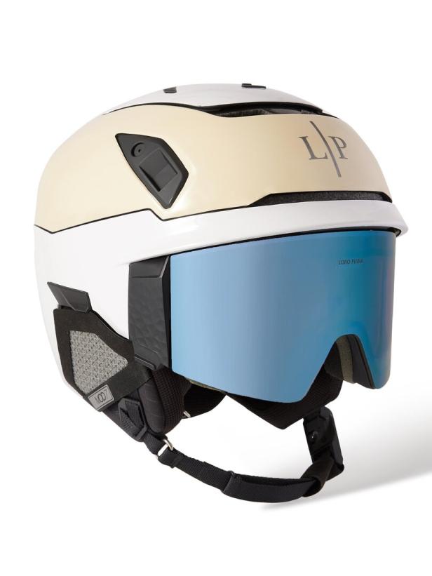 Ein weiß-beiger Skihelm der Marke Loro Piana mit blauem Visier.