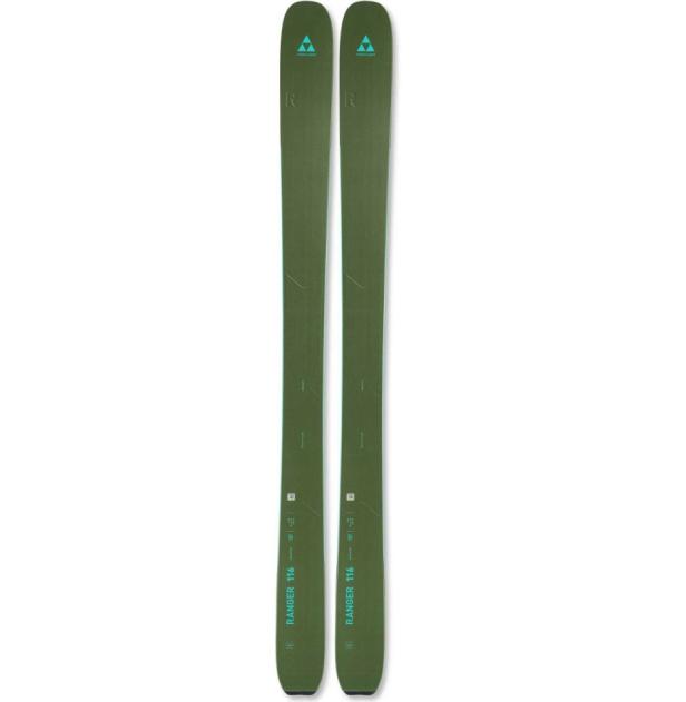 Ein Paar grüne Fischer Ranger 116 Ski stehen aufrecht.
