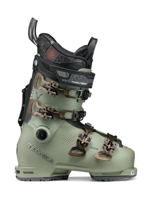 Ein olivgrüner Skischuh der Marke Tecnica mit bronzefarbenen Schnallen.