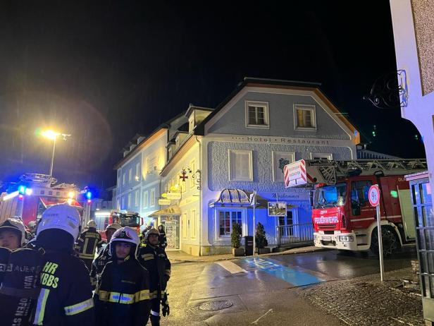 120 Feuerwehrleute im Einsatz: Großbrand in Mehrparteienhaus