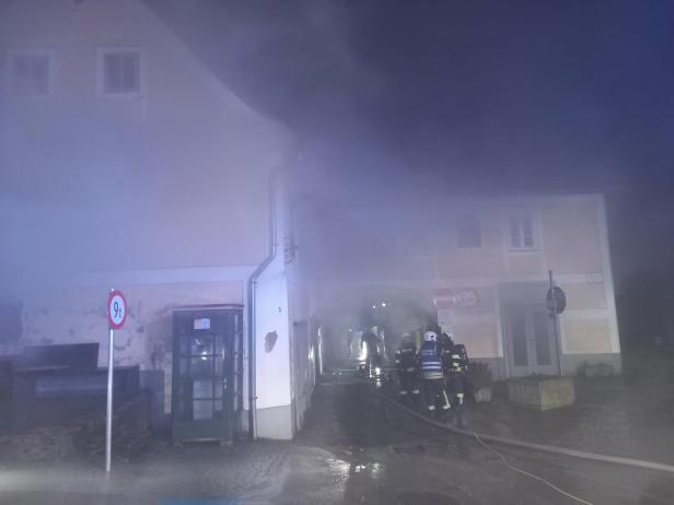 120 Feuerwehrleute im Einsatz: Großbrand in Mehrparteienhaus