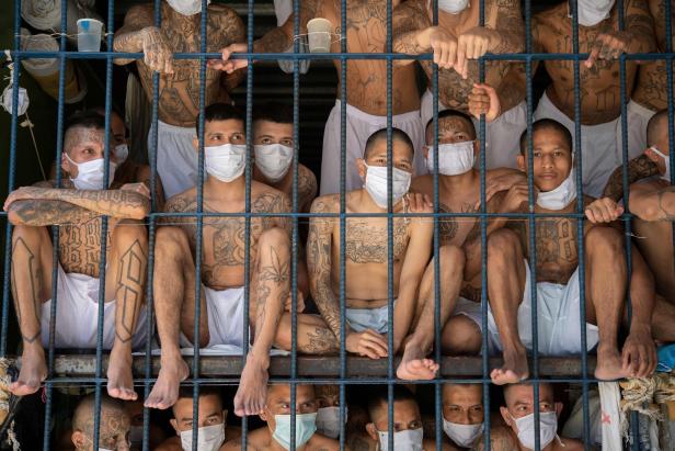 El Salvadors Horror-Gefängnisse: "Mein Bruder ist im Leichensack zurückgekommen"