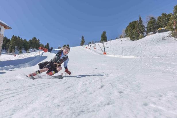 Ein Mann im Kilt fährt Ski auf der Turracher Höhe.