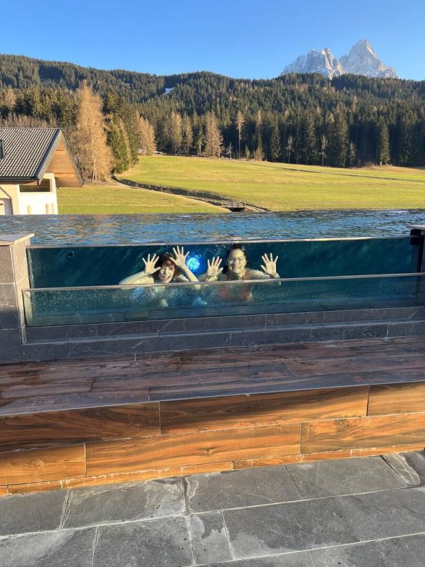 Infinity Pool 3 Zinnen und Dolomiten im Hintergrund, Hotel Andermax in Vierschach, Südtirol, Italien