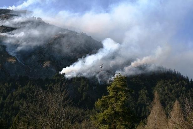 Waldbrand in Tirol: Feuerwehr kämpft gegen Glutnester