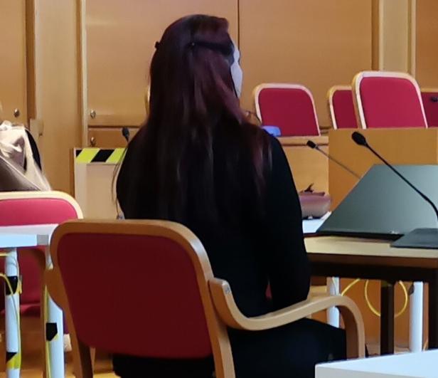 NS-Bilder verschickt: Freundin von Ex-Nazi-Größe vor Gericht
