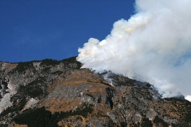 Waldbrand in Tirol: Feuerwehr kämpft gegen Glutnester