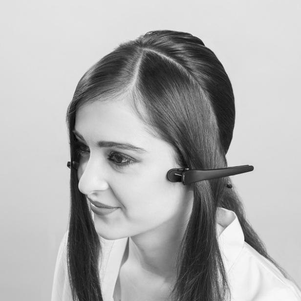 Eine Frau mit Haarspangen im Haar für eine Opernballfrisur, Schritt 2.