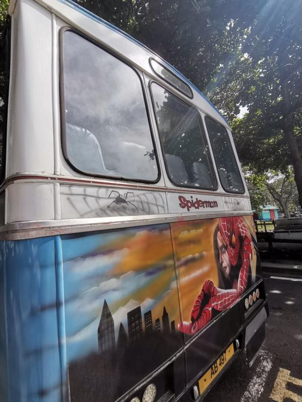 Ein Bus ist mit einem Spiderman-Graffiti verziert.