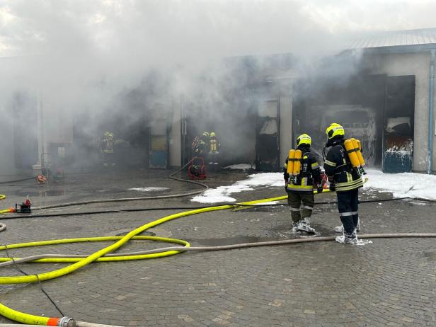 Schweißarbeiten lösten Brand in Zwettler Postbusgarage aus