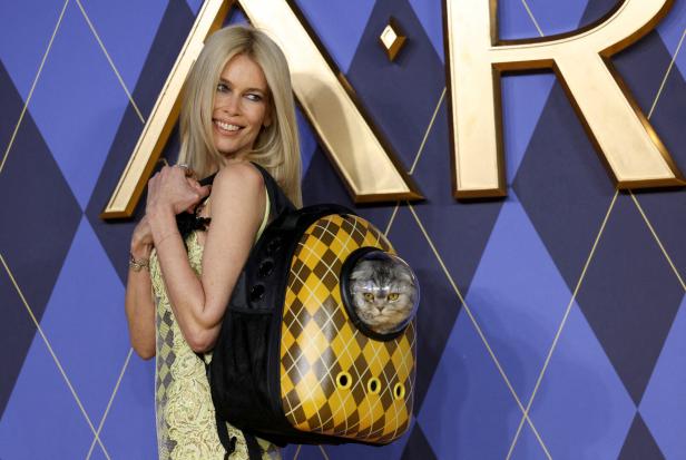 Claudia Schiffer mit einem Rucksack, in dem eine Katze namens Alfie sitzt.
