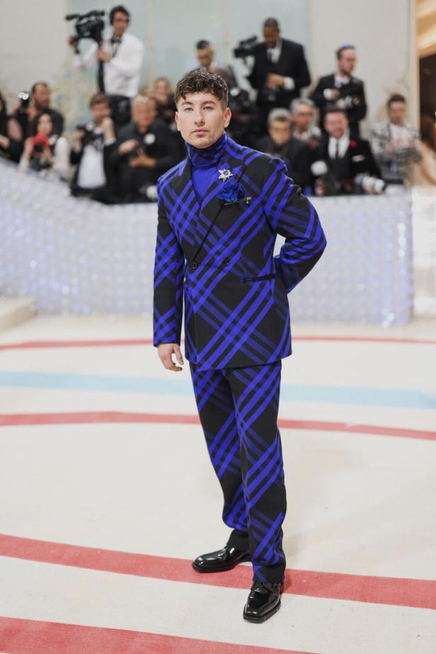 Barry Keoghan in einem blau-schwarz karierten Anzug auf dem roten Teppich.