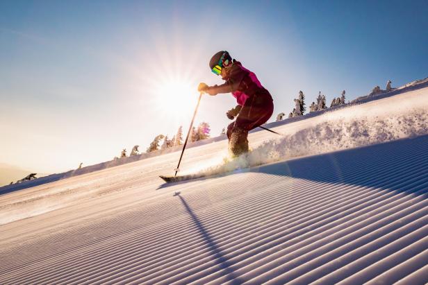Eine Skifahrerin fährt auf einer frisch präparierten Piste Ski.