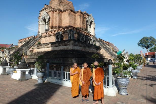 Buddhistische Mönche vor dem Wat Chedi Luang