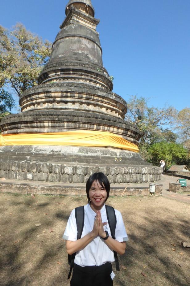 Die Führerin Dao im Wat Umong: Drei  Runden um die Pagode bringen Glück 
