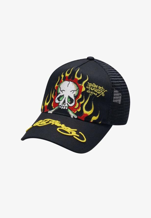 Eine schwarze Ed Hardy-Kappe mit einem Totenkopf, Flammen und dem Markennamen.