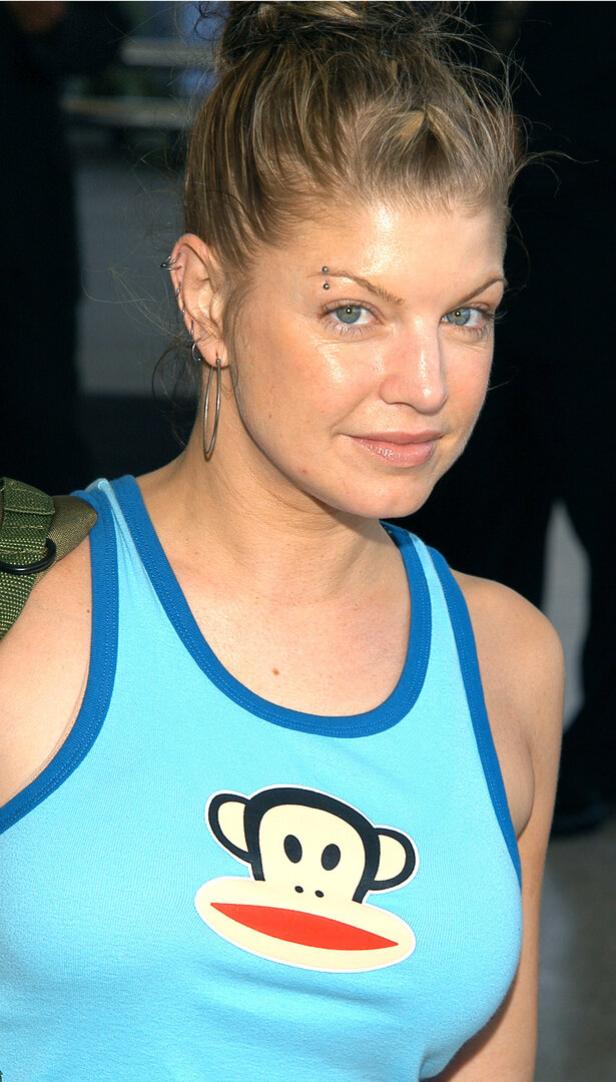 Fergie trägt ein hellblaues Tanktop mit einem Paul-Frank-Affen darauf.