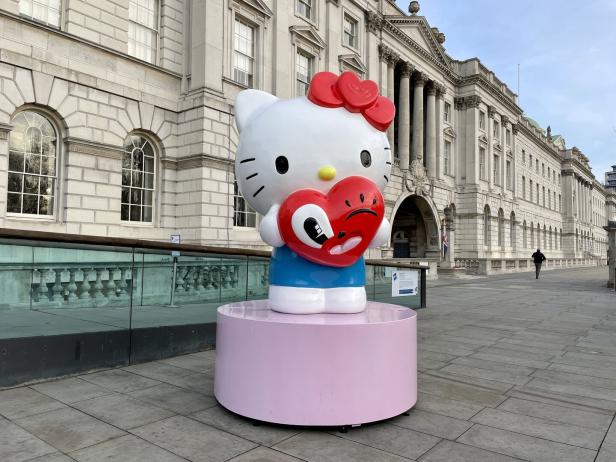 Eine große Hello Kitty-Statue steht vor einem Gebäude in London.