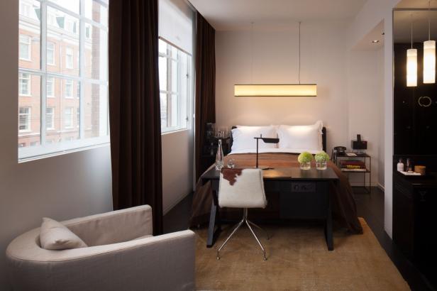 Ein Hotelzimmer mit einem Bett, einem Schreibtisch und einem Sessel.