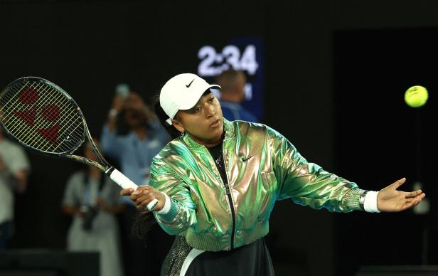 Naomi Osaka beim Aufschlag während eines Tennisspiels.