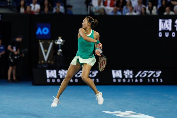 Eine Tennisspielerin schlägt den Ball während eines Matches.
