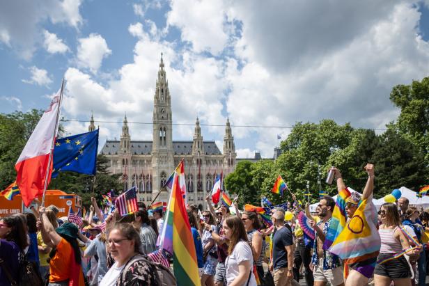 Wiener Regenbogenparade: Pride Village kehrt am Rathausplatz zurück