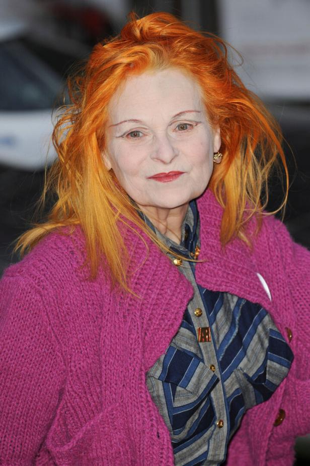 Vivienne Westwood mit orangefarbenem Haar und pinkfarbener Strickjacke.