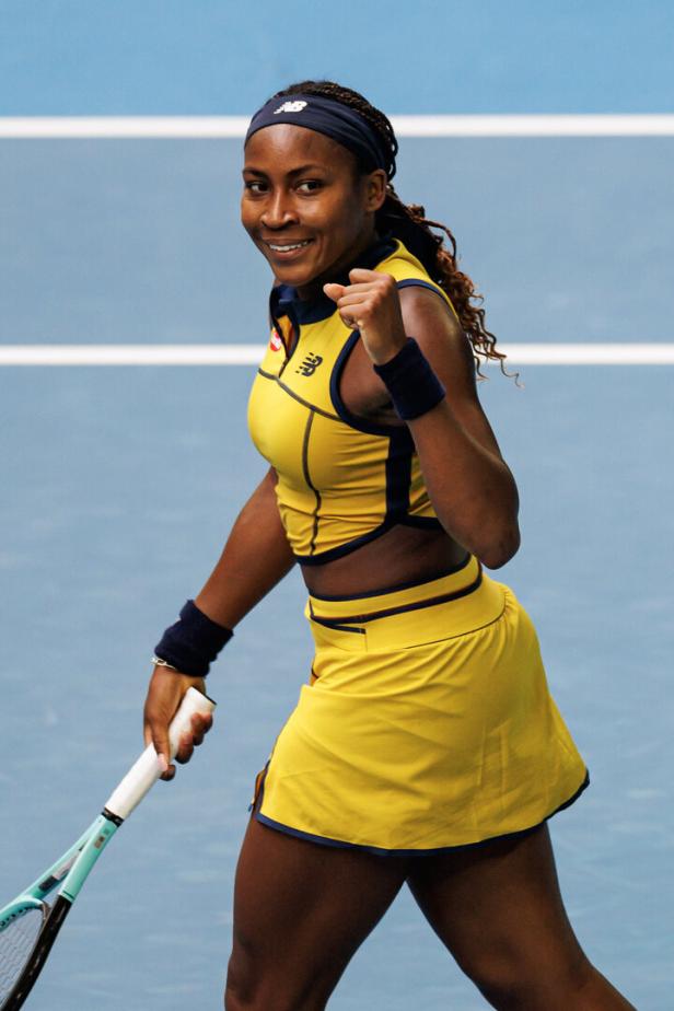 Cori Gauff jubelt während eines Tennisspiels auf dem Platz.