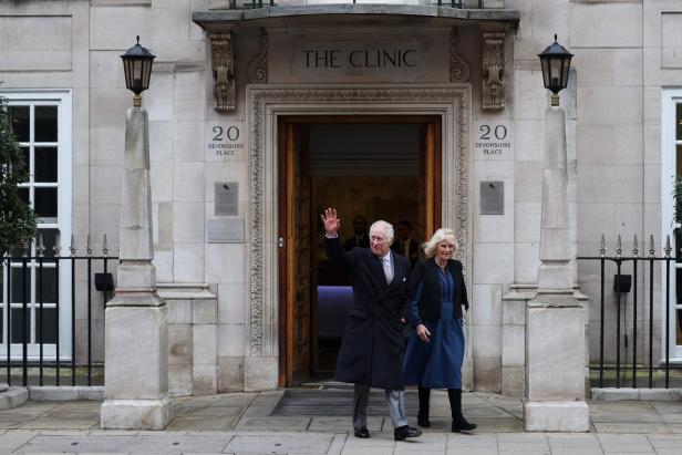 Charles und Camilla verlassen die London Clinic