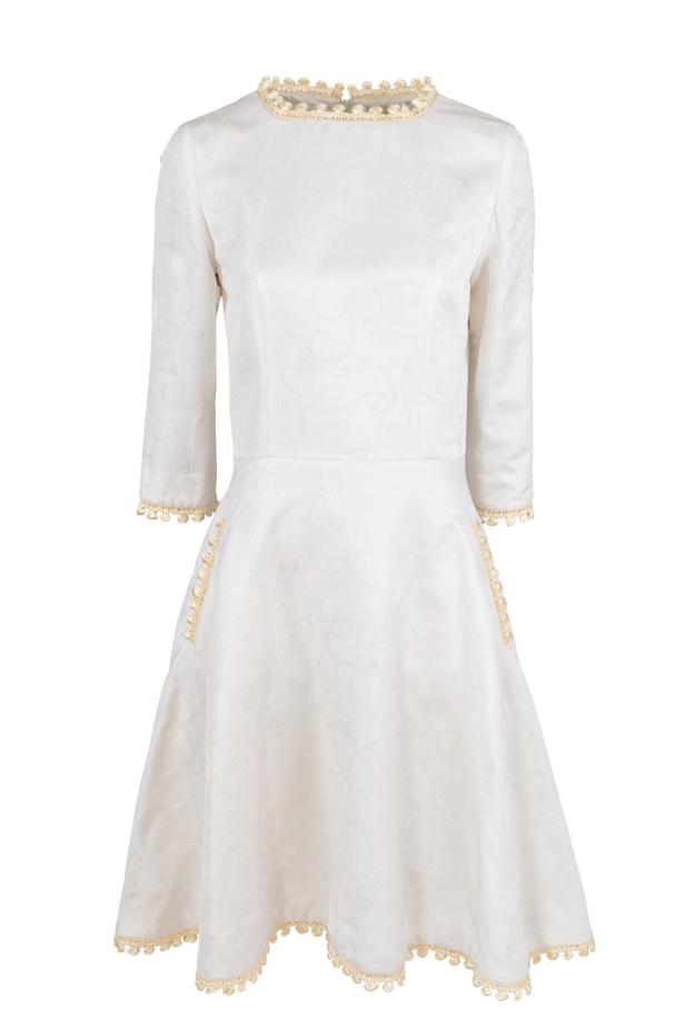 Ein weißes „Rettl Kleid Alison“ mit dreiviertel Ärmeln und Borten.