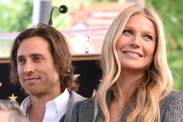Gwyneth Paltrow und Brad Falchuk posieren zusammen auf dem Hollywood Walk of Fame.
