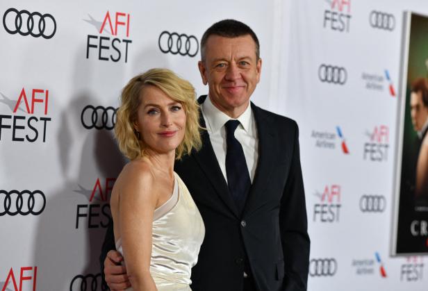 Gillian Anderson und ihr Partner posieren auf dem roten Teppich des AFI Fest.