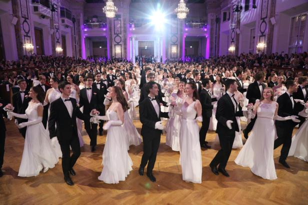 Viele Debütantenpaare eröffnen einen Ballsaal.