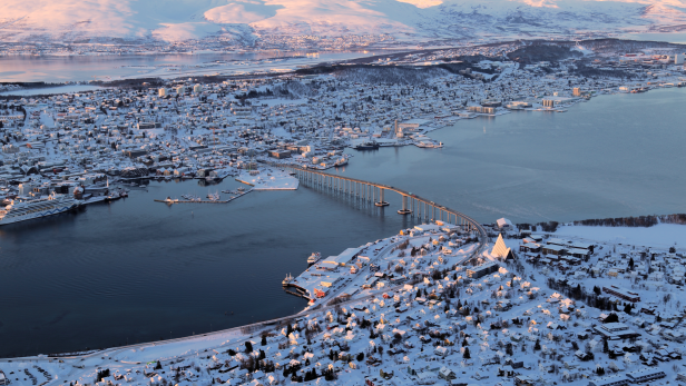 Luftaufnahme von Tromsø, Norwegen, im Winter mit Schnee bedeckt.