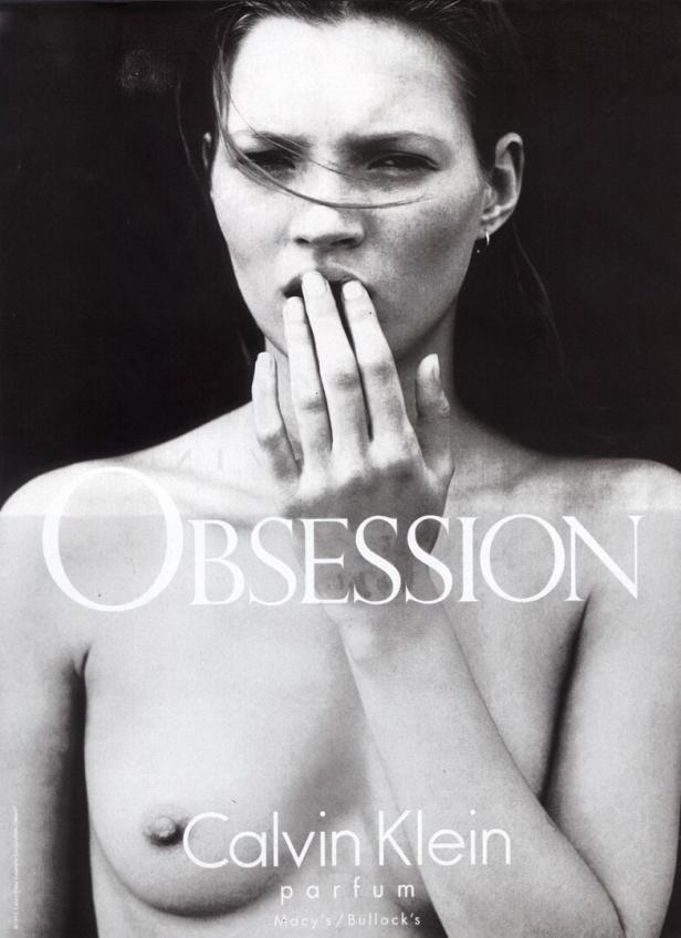Schwarz-Weiß-Werbeaufnahme für „Obsession“ von Calvin Klein mit Kate Moss.