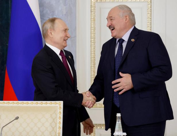 Belarussischer Exil-Minister: "Lukaschenko bereitet sich auf Krieg vor"
