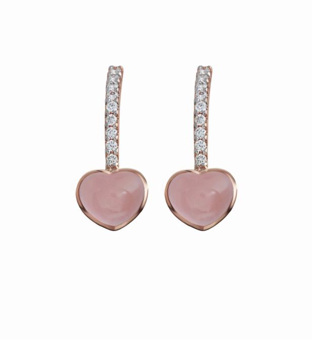 Ein Paar Ohrringe mit herzförmigen, rosa Anhängern und Diamanten.