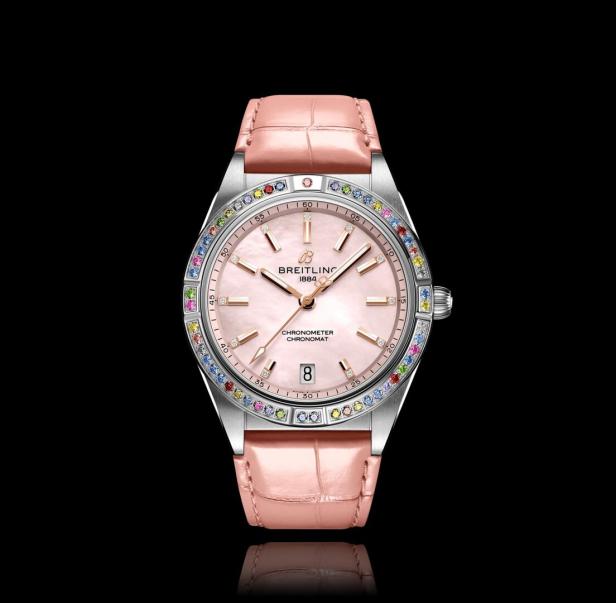 Eine Breitling-Uhr mit rosa Zifferblatt, bunten Edelsteinen und rosa Lederarmband.